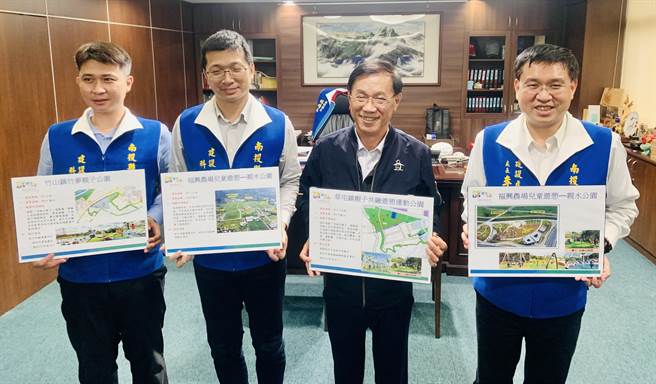 南投县长林明溱（右二）送儿童节礼物，草屯镇、竹山镇及埔里镇亲子公园年底完工启用。（廖志晃摄）