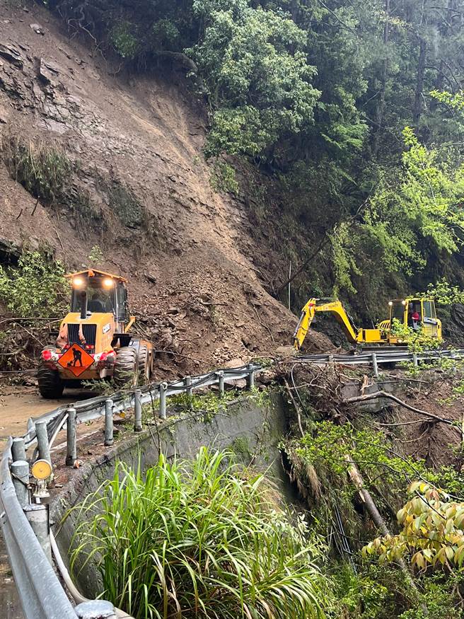 77K灵甫桥路段土石大量坍塌，大型机具进驻抢修。（谷关工务段提供）
