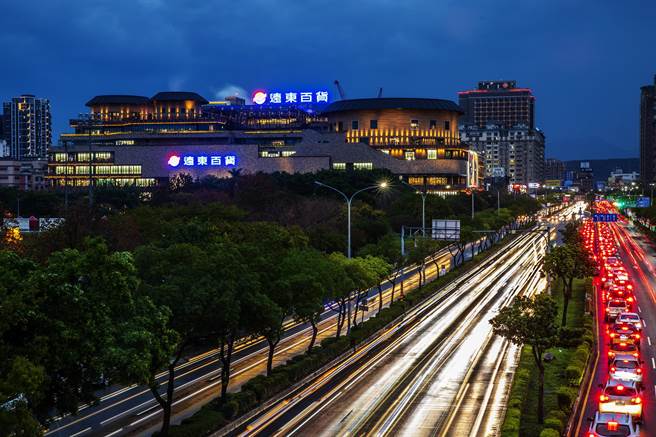 远百竹北店28日停业一天，凌晨进行全馆清消。（罗浚滨摄）