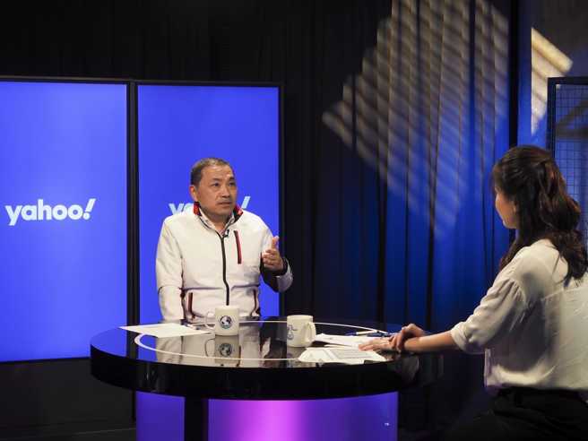 新北市长侯友宜（左）接受Yahoo TV《今天谁来沛》主持人锺沛君专访。（图／翻摄自锺沛君脸书）