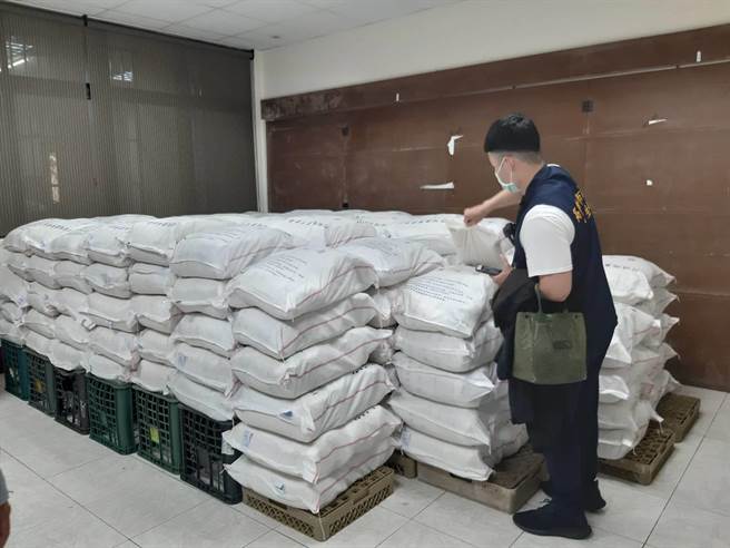 高市府日前接获民眾检举称某食品业者涉嫌囤放逾期食品，卫生局立即突袭稽查，发现达臻国际有限公司囤积过期食品7624.5公斤过期食品，并提供过期食品给仁爱、儿童之家等弱势机构厨房使用，且长达2年时间。（高市府卫生局提供／洪浩轩高雄传真）