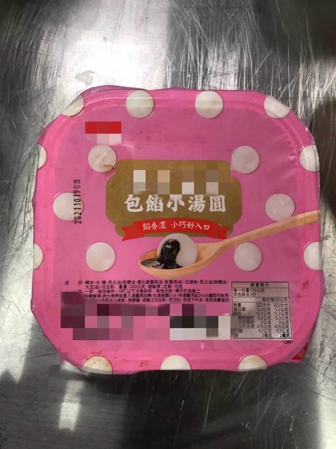 高市府日前接获民眾检举称某食品业者涉嫌囤放逾期食品，卫生局立即突袭稽查，发现达臻国际有限公司囤积过期食品7624.5公斤过期食品，并提供过期食品给仁爱、儿童之家等弱势机构厨房使用，且长达2年时间。（高市府卫生局提供／洪浩轩高雄传真）