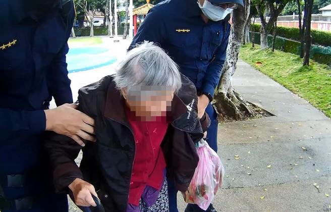 桃园9旬嬷冒雨出门买菜忘返家路，桃警挨家挨户帮找家，顺利在湿冷中返家。(翻摄照片／蔡依珍桃园传真)