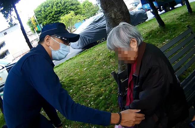 桃园9旬嬷冒雨出门买菜忘返家路，桃警挨家挨户帮找家，顺利在湿冷中返家。(翻摄照片／蔡依珍桃园传真)