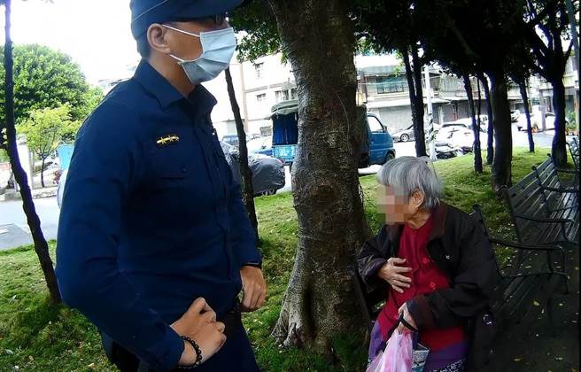 桃园9旬嬷冒雨出门买菜忘返家路，桃警挨家挨户帮找家，顺利在湿冷中返家。(翻摄照片／蔡依珍桃园传真)