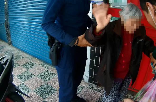 桃园9旬嬷冒雨出门买菜忘返家路，桃警挨家挨户帮找家，顺利在湿冷中返家。(翻摄照片／蔡依珍桃园传真)