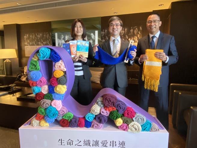 南山人壽副董事長尹崇堯(中)今表達角逐壽險公會理事長的意願，近日積極拜訪同業、尋求支持；圖左為HOPE癌症希望基金會蘇連瓔、右為南山人壽代理總經理范文偉。(洪凱音攝)