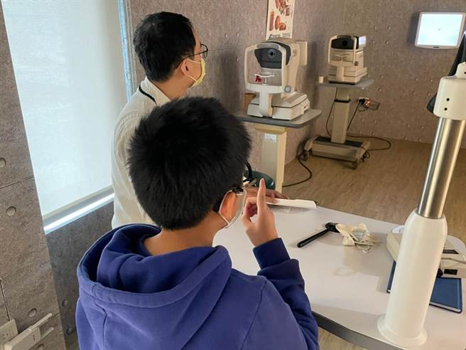 學童驗光。(翻攝照片／蔡依珍桃園傳真)