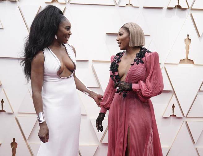 大威廉丝(左起)、小威廉丝出席奥斯卡颁奖典礼。（美联社）