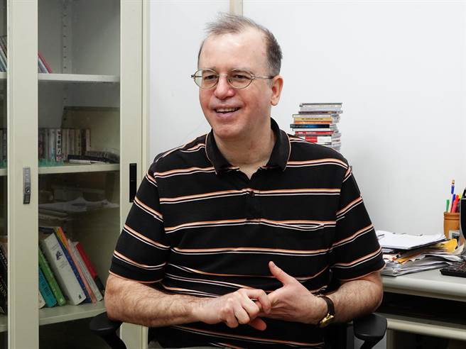 中正大学语言学研究所特聘教授麦杰深入钻研汉语语言学，两度获科技部杰出研究奖肯定。（吕妍庭摄）