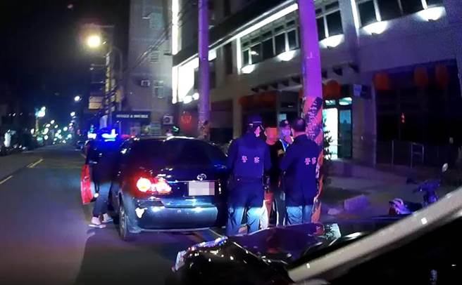 大園守望相助隊協助警方查獲通緝犯。(翻攝照片／蔡依珍桃園傳真)