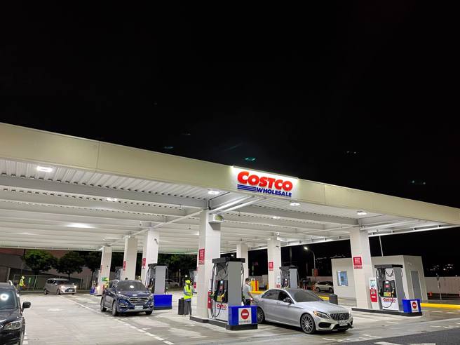 一名女網友表示，和先生到好市多採買完畢順便加油，她依照慣例把車開到加油槍前，開窗對加油員喊「95加滿」，沒想到對方卻開始教她如何操作，才知道原來好市多加油站是採自助式，令她直呼「真的尷尬到死」。（圖／翻攝自Costco好市多 商品經驗老實說）