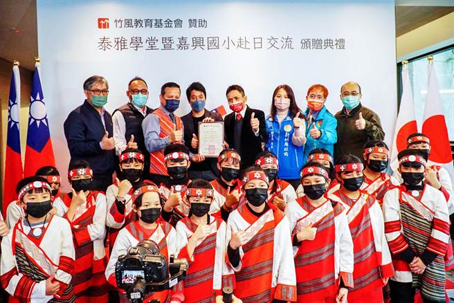 竹风教育基金会捐赠200万元给「拿互依＆马胎合唱团」明年赴日本交流经费。（罗浚滨摄）