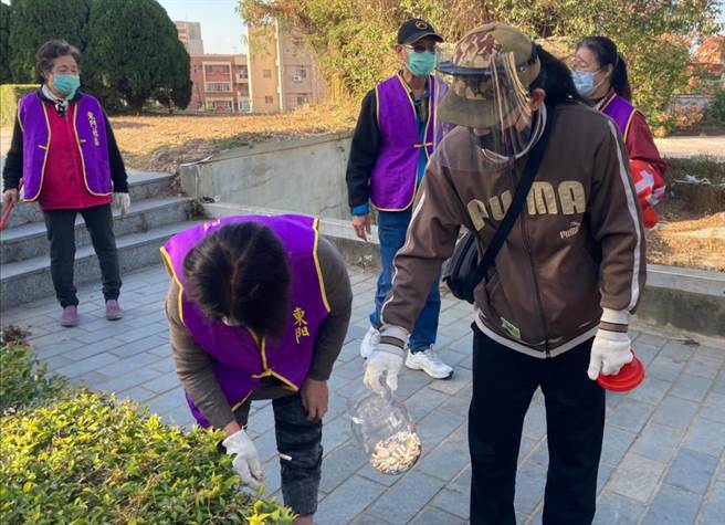 金大「反菸大使」走入社区，与居民共同办理捡菸蒂活动。（金大提供）