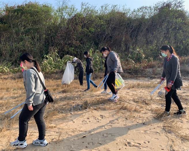 金大「反菸大使」走入社区，与居民共同办理捡菸蒂活动。（金大提供）