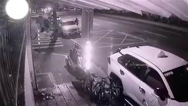 罗姓男子行经宾士车，但从监视器画面无法辨识他是否拿不明物品刮车，判决他无罪。（翻摄画面）