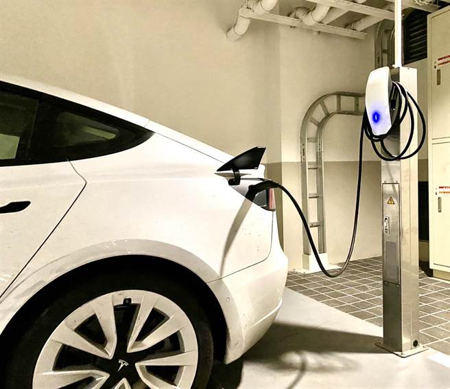 国聚建设预先在每户车位配置车用充电线路预留，让住户购车、换车有更多弹性选择。（卢金足摄）