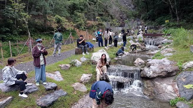 儿童节连假，12岁以下儿童免费游奥万大。（南投林管处提供／廖志晃南投传真）
