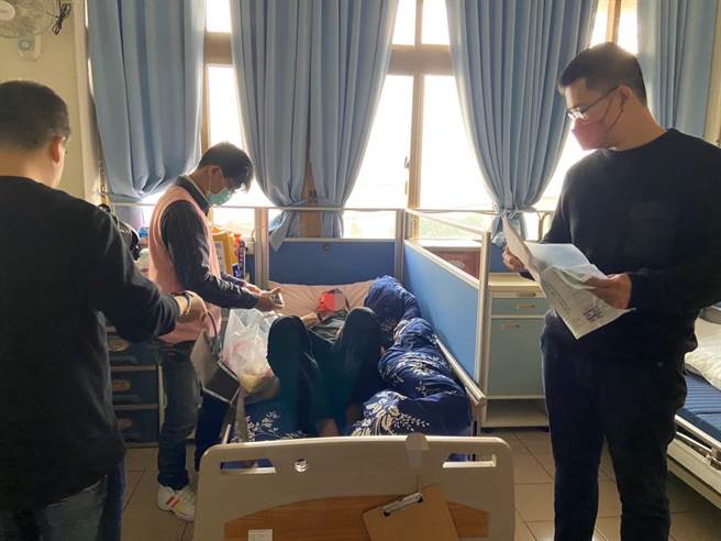 移民署新北市专勤队携手其他民间单位协助阿明，协助他平安返回香港。（移民署新北市专勤队提供）