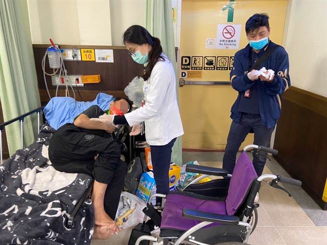 移民署新北市专勤队携手其他民间单位协助阿明，协助他平安返回香港。（移民署新北市专勤队提供）