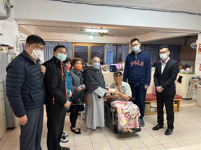 移民署新北市专勤队携手其他民间单位协助阿明，协助他平安返回香港。（移民署新北市专勤队提供）