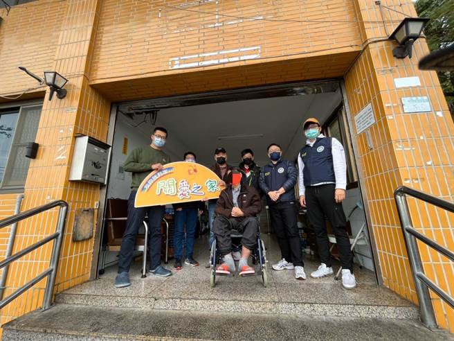 移民署新北市专勤队携手其他民间单位协助阿明，协助他平安返回香港。（移民署新北市专勤队提供）