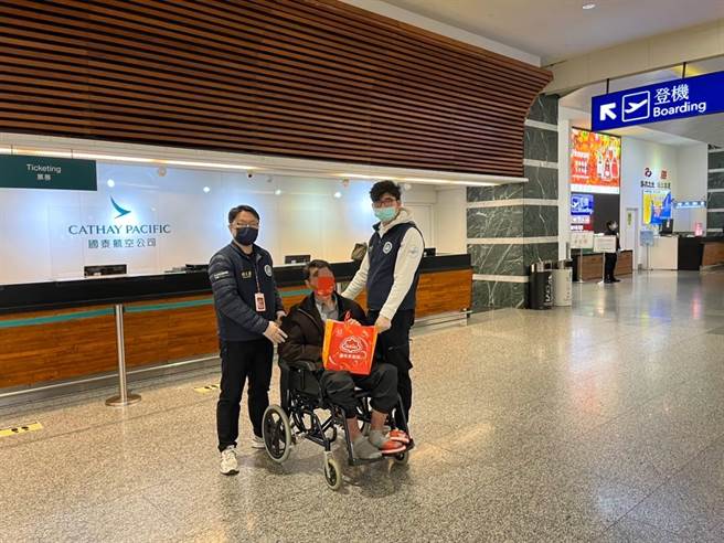 移民署新北市专勤队携手其他民间单位协助阿明，协助他平安返回香港。（移民署新北市专勤队提供）