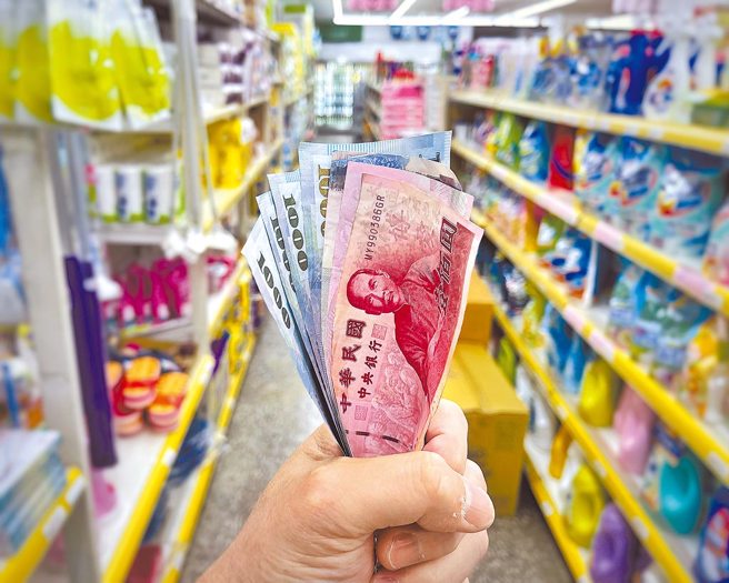 万物齐涨让民眾大喊吃不消，有网友好奇询问，台湾真正贵的民生物资是什么？引起热烈讨论，结果不少人都认同，有一样东西默默榨乾荷包。(示意图/资料照)