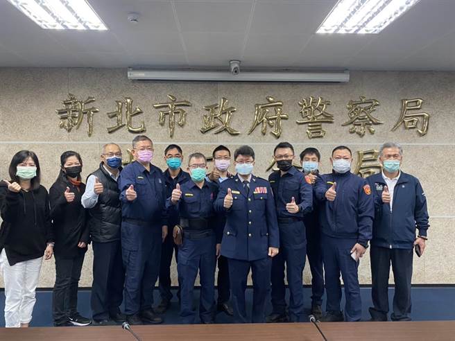 新北市林口警分局今（28日）歡送調職同仁同時舉辦新所長布達典禮。（林口警分局提供）