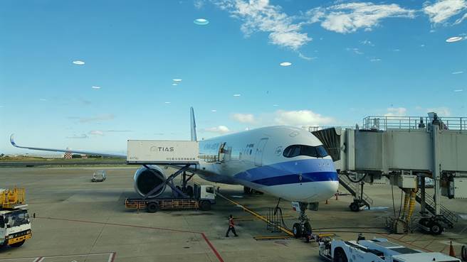 因应上海浦东分区封控，华航、长荣取消3／29和3/30共计5个上海返台航班，去程航班不变。（蓝孝威摄）