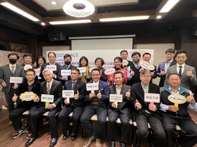 （ESG影響力商店加速器期望在5年內在台灣育成出30個有ESG、SDGs影響力的永續發展品牌。前排中為ESG影響力商店加速器創辦人林泰龍。圖／劉季清）