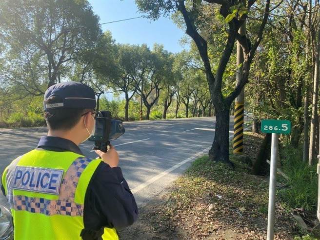 嘉義縣中埔分局針對澐水到大埔路段加強取締勤務，光26日、27日兩天就開單取締14件。（中埔分局提供∕呂妍庭嘉義傳真）