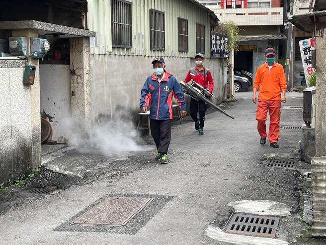 避免新冠與登革熱2種疫情同時爆發，雲林縣北港鎮公所在朝天宮香盛期加強清消。（北港鎮公所提供／張朝欣雲林傳真）