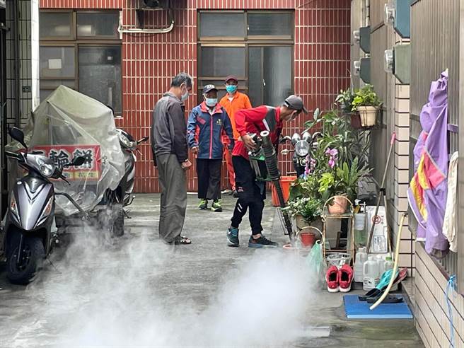避免新冠與登革熱2種疫情同時爆發，雲林縣北港鎮公所在朝天宮香盛期加強清消。（北港鎮公所提供／張朝欣雲林傳真）
