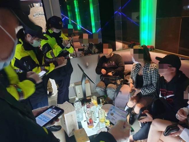 因应近日疫情又有增温情况，新竹市警局27日晚间特别规画专案勤务针对全市特定娱乐场所扩大临检。（新竹市警局提供／陈育贤新竹传真）