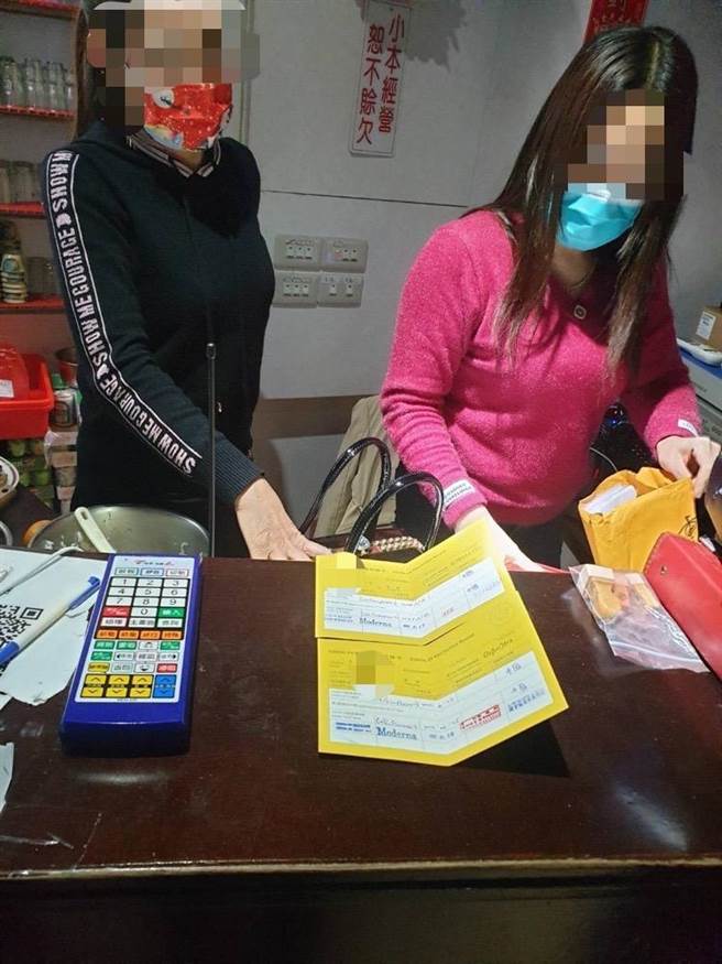 因应近日疫情又有增温情况，新竹市警局27日晚间特别规画专案勤务针对全市特定娱乐场所扩大临检。（新竹市警局提供／陈育贤新竹传真）