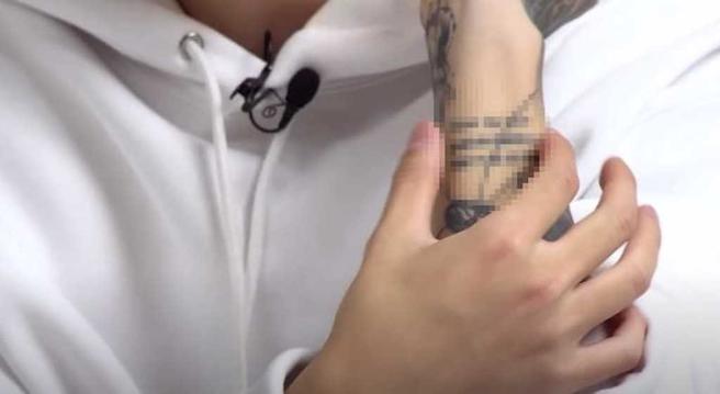 禹元材的刺青被大眾所关注。(图/翻摄自GQKorea＠youtube)
