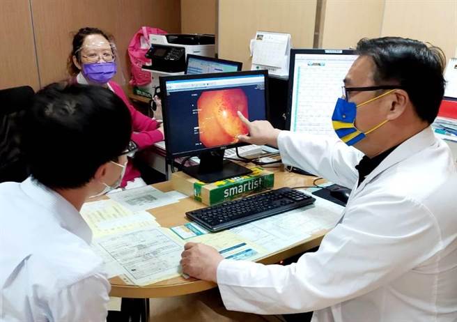 阮综合医院消化内科预防保健科主任萧伟成表示，连日暴饮暴食让患者胃肠道负担加重，分泌过多的胃酸像土石流一般衝垮薄弱的胃黏膜。（阮综合医院提供／袁庭尧高雄传真）