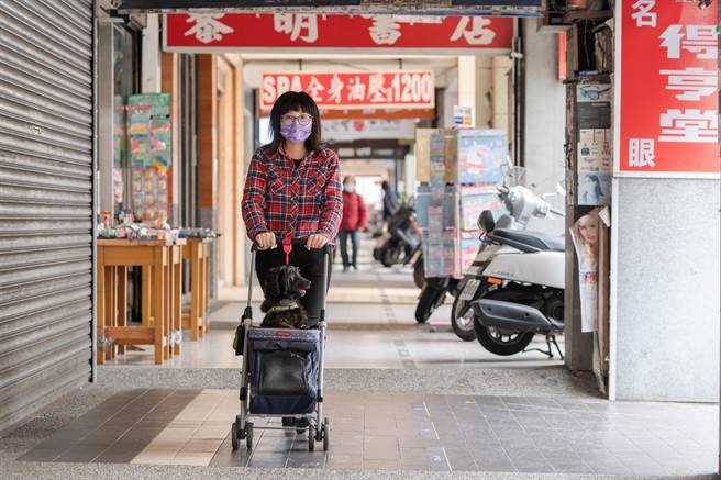 新竹市政府启动骑楼顺平计画，首阶段完成火车站前、旧城区24条路段。（陈育贤摄）
