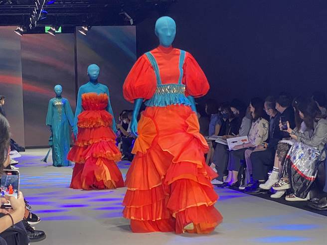 岭东科大时尚学院服饰设计系与流行设计系学生50套作品，日前在「2022 台北时装周 AW22」院校学生校际展呈现，惊艷全场。（岭东科大提供／张妍溱台中传真）