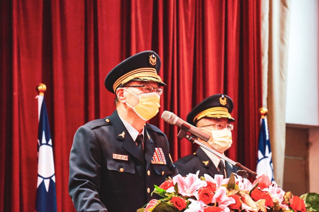 新北市警局3月28日下午举行妇幼警察队队长交接布达仪式，由市警局局长黄宗仁亲自监交，他勉励新任队长林子翔要戮力以赴，落实各项妇幼保护工作。(新北市警察局提供)