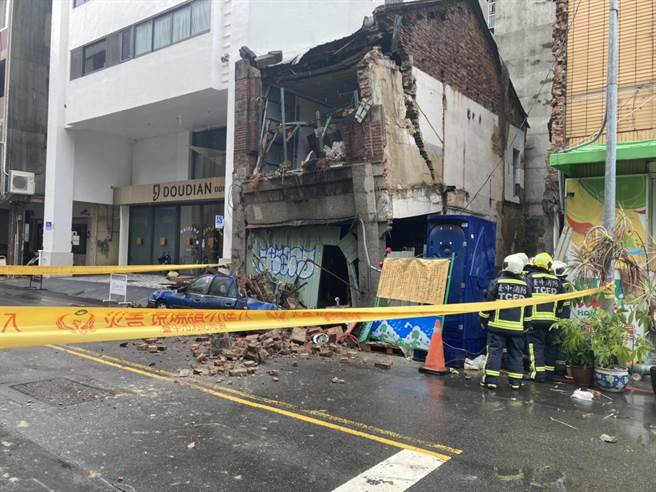 台中市东区大公街28日中午传出有民宅倒塌。（民眾提供／冯惠宜台中传真）