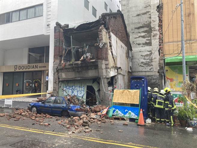 台中市东区大公街28日中午传出有民宅倒塌。（民眾提供／冯惠宜台中传真）