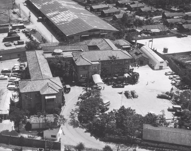 葛敬恩抵台后，就以基隆河畔的「南方资料馆」作为官邸及前进指挥部。该址位于今台北美术舘后方 （右图圆圈标示）。1954－1979为美国台湾防卫协防司令部（上图）。目前其建筑已拆除改成停车场。（图／http://ustdc.blogspot.com）