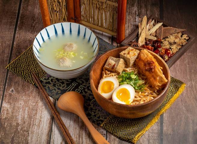 店家主打价格亲民的好滋味，吸引饕客上门。乾拌麵套餐129元。（业者提供）