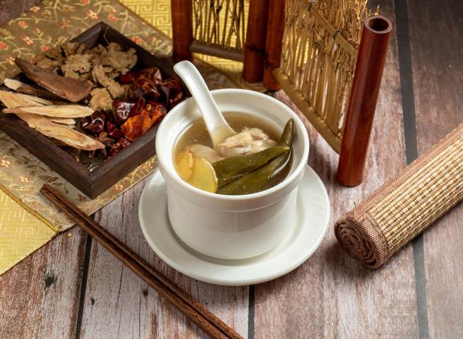 暖心又暖胃的剥皮辣椒鸡汤只要55元。（业者提供）