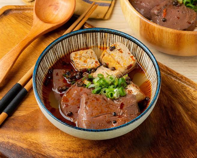 秘制鸭血豆腐独特香气令人口水直流。售价60元。（业者提供）