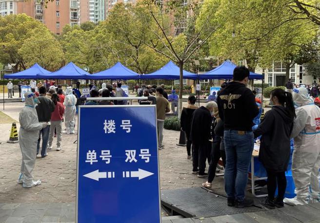 上海市民将隔黄浦江执行轮流封控的措施比喻为「九宫格变鸳鸯锅」，前者指此前按街道、社区进行的网格化筛查，后者则指周日晚间公布的划江管控。（图／新华社）