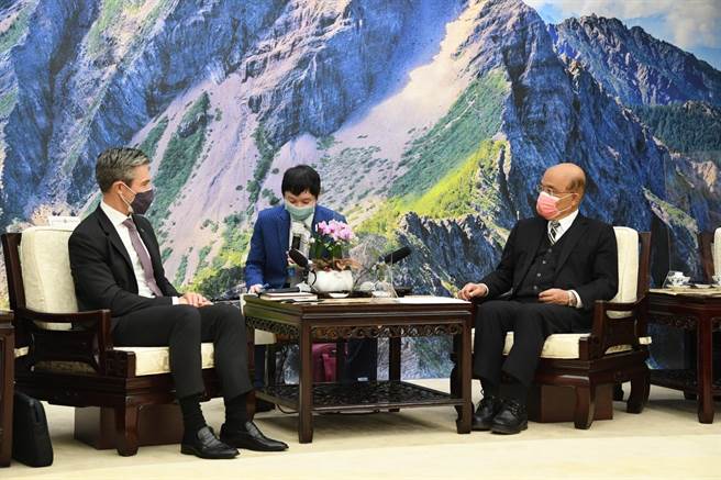 美国国家民主基金会会长威尔森今下午前往行政院拜访行政院长苏贞昌。（行政院提供）
