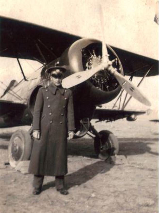 1936年抗战前，刚毕业的空军少尉张光明，其服装不亚于欧、美的飞行员。（照片：作者炳文提供）